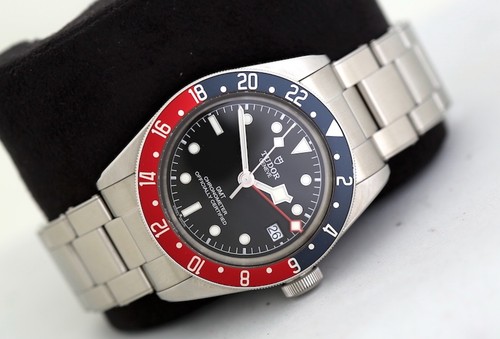 Tudor black bay gmt - black,